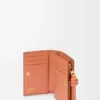 Cartera compacta Knot en piel de becerro napa brillante color tostado/papaya