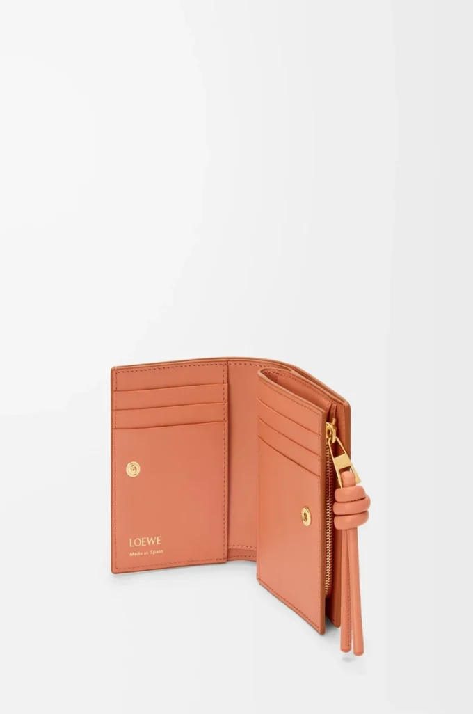 Cartera compacta Knot en piel de becerro napa brillante color tostado/papaya