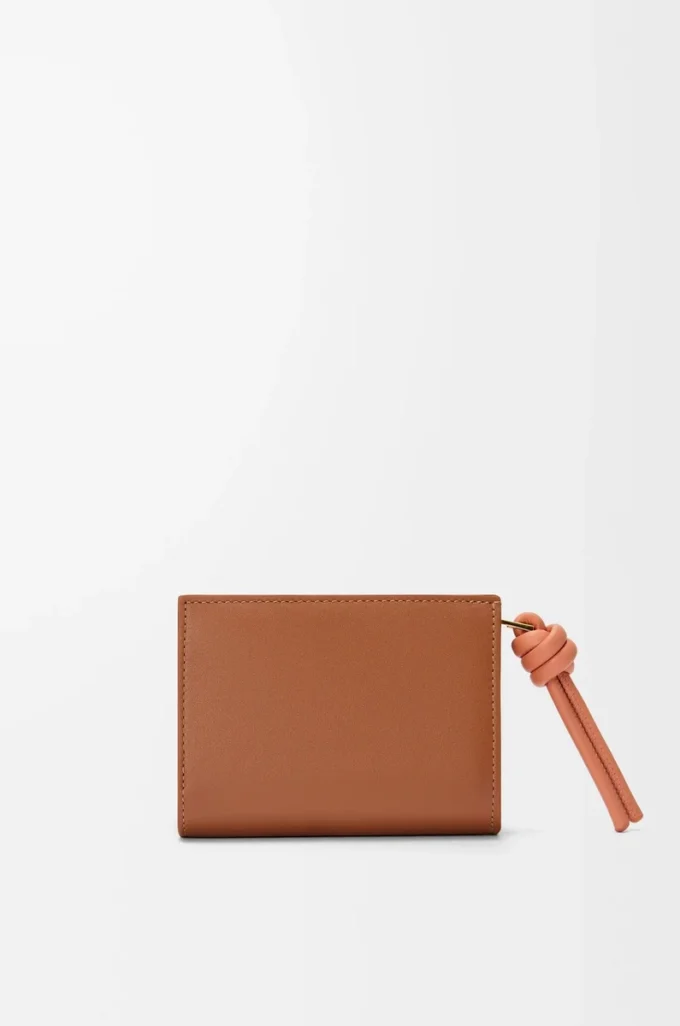 Cartera compacta Knot en piel de becerro napa brillante color tostado/papaya