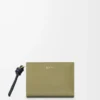 Cartera compacta Knot en piel de becerro napa brillante Eucalyptus/Deep Navy Cartera compacta Knot en piel de becerro napa brillante Eucalyptus/Deep Navy