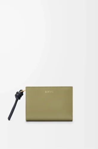 Cartera compacta Knot en piel de becerro napa brillante Eucalyptus/Deep Navy