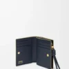 Cartera compacta Knot en piel de becerro napa brillante Eucalyptus/Deep Navy Cartera compacta Knot en piel de becerro napa brillante Eucalyptus/Deep Navy