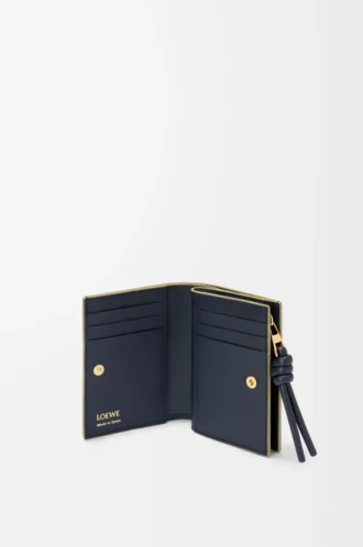 Cartera compacta Knot en piel de becerro napa brillante Eucalyptus/Deep Navy