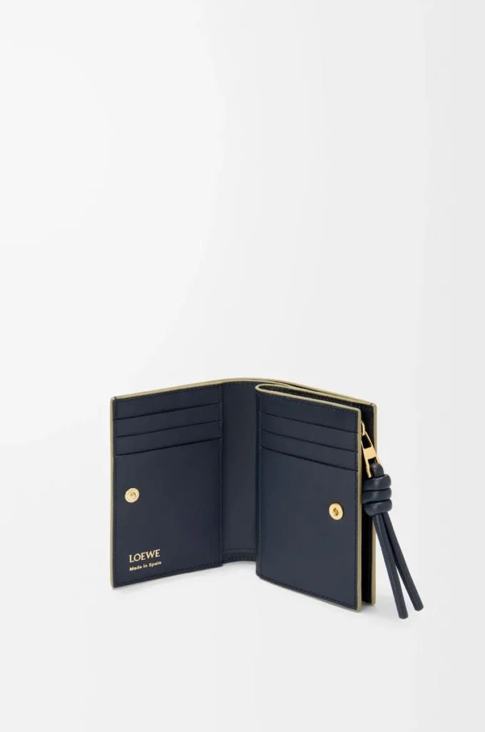 Cartera compacta Knot en piel de becerro napa brillante Eucalyptus/Deep Navy Cartera compacta Knot en piel de becerro napa brillante Eucalyptus/Deep Navy