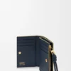 Cartera compacta Knot en piel de becerro napa brillante Eucalyptus/Deep Navy Cartera compacta Knot en piel de becerro napa brillante Eucalyptus/Deep Navy