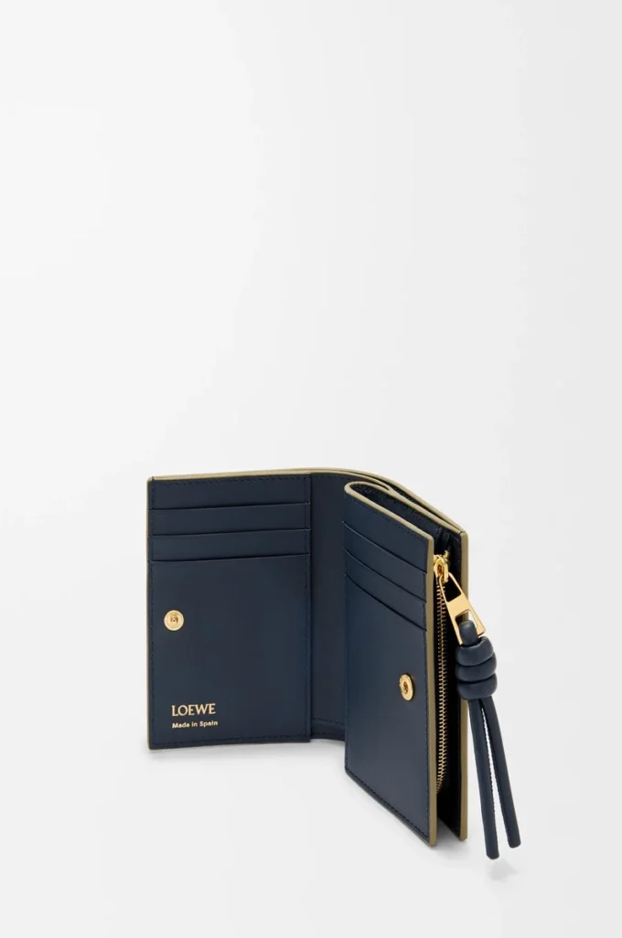 Cartera compacta Knot en piel de becerro napa brillante Eucalyptus/Deep Navy Cartera compacta Knot en piel de becerro napa brillante Eucalyptus/Deep Navy