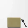 Cartera compacta Knot en piel de becerro napa brillante Eucalyptus/Deep Navy Cartera compacta Knot en piel de becerro napa brillante Eucalyptus/Deep Navy