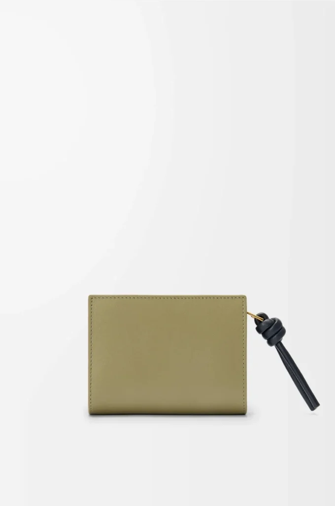 Cartera compacta Knot en piel de becerro napa brillante Eucalyptus/Deep Navy Cartera compacta Knot en piel de becerro napa brillante Eucalyptus/Deep Navy