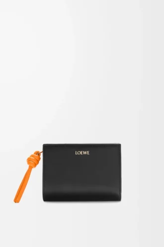 Cartera compacta Knot en piel de becerro napa brillante Negro/Naranja brillante