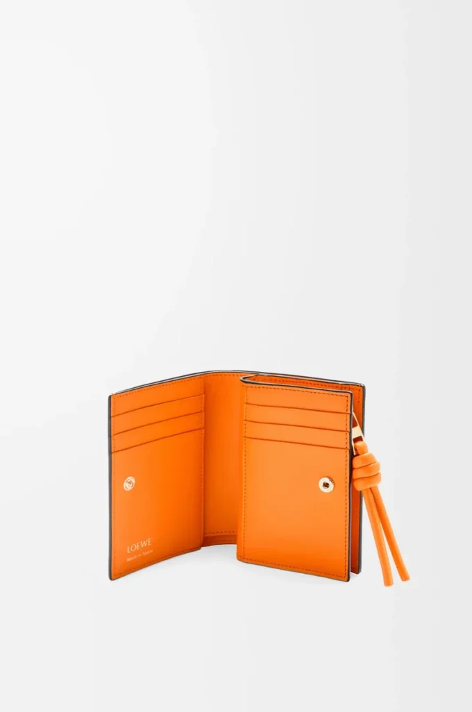 Cartera compacta Knot en piel de becerro napa brillante Negro/Naranja brillante Cartera compacta Knot en piel de becerro napa brillante Negro/Naranja brillante