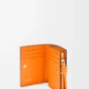 Cartera compacta Knot en piel de becerro napa brillante Negro/Naranja brillante Cartera compacta Knot en piel de becerro napa brillante Negro/Naranja brillante