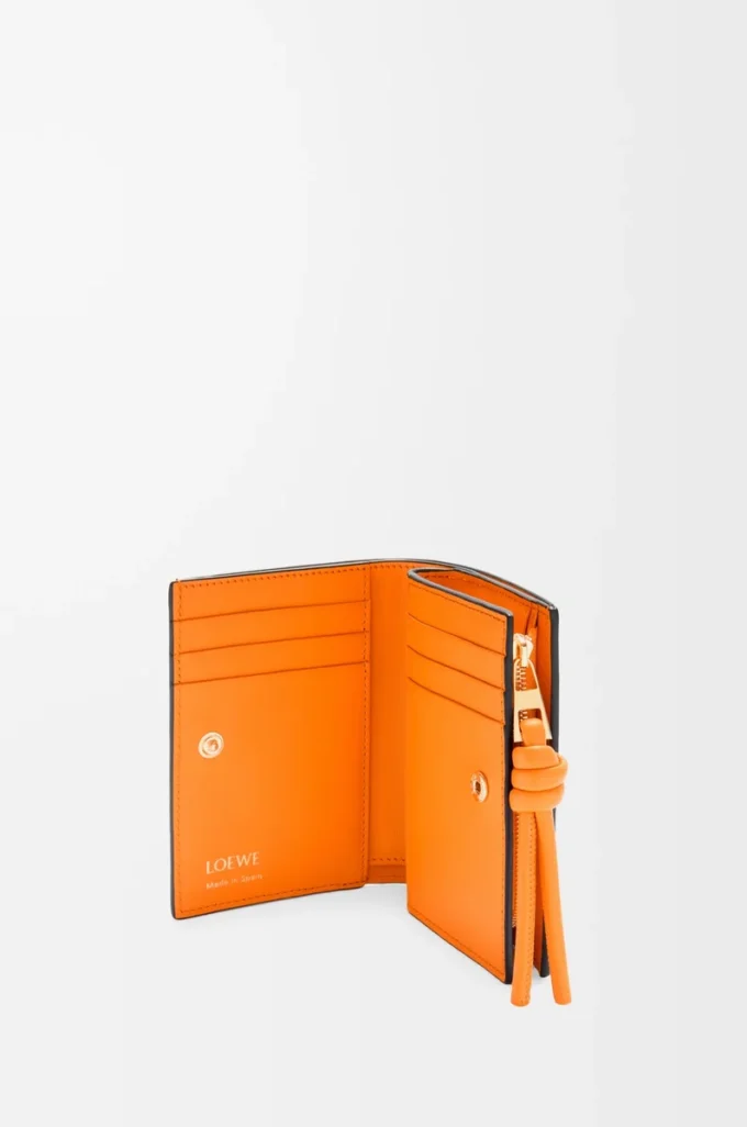 Cartera compacta Knot en piel de becerro napa brillante Negro/Naranja brillante Cartera compacta Knot en piel de becerro napa brillante Negro/Naranja brillante