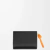 Cartera compacta Knot en piel de becerro napa brillante Negro/Naranja brillante Cartera compacta Knot en piel de becerro napa brillante Negro/Naranja brillante