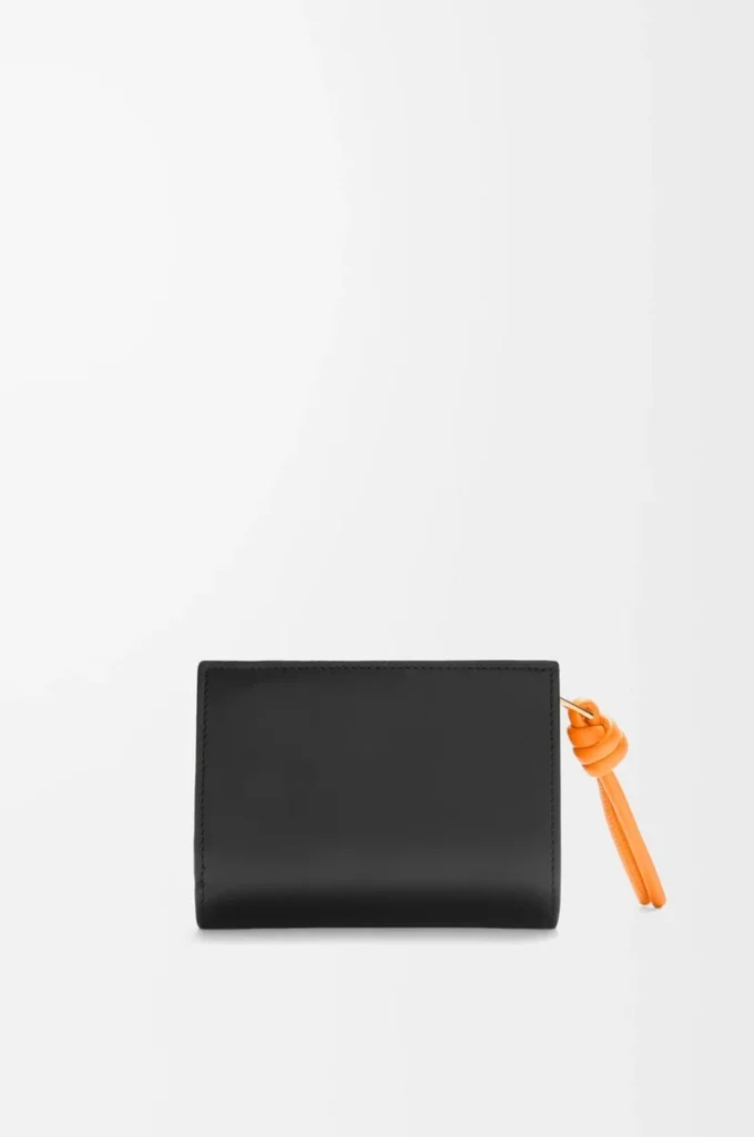 Cartera compacta Knot en piel de becerro napa brillante Negro/Naranja brillante Cartera compacta Knot en piel de becerro napa brillante Negro/Naranja brillante