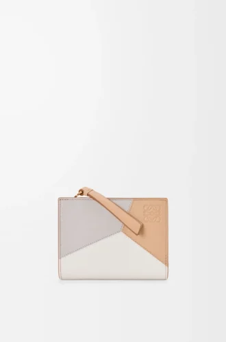 Cartera compacta Puzzle en piel de becerro clásica Ghost/Silky Beige
