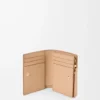 Cartera compacta Puzzle en piel de becerro clásica Ghost/Silky Beige Cartera compacta Puzzle en piel de becerro clásica Ghost/Silky Beige