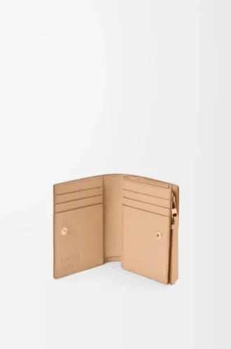 Cartera compacta Puzzle en piel de becerro clásica Ghost/Silky Beige