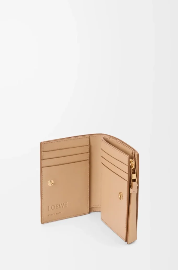 Cartera compacta Puzzle en piel de becerro clásica Ghost/Silky Beige Cartera compacta Puzzle en piel de becerro clásica Ghost/Silky Beige