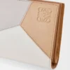 Cartera compacta Puzzle en piel de becerro clásica Ghost/Silky Beige Cartera compacta Puzzle en piel de becerro clásica Ghost/Silky Beige