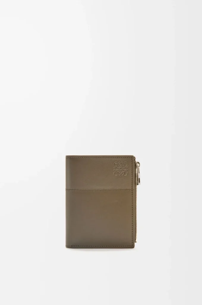 Cartera compacta y delgada en piel de becerro brillante    Verde caqui oscuro/Verde caqui
