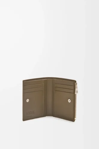 Cartera compacta y delgada en piel de becerro brillante    Verde caqui oscuro/Verde caqui