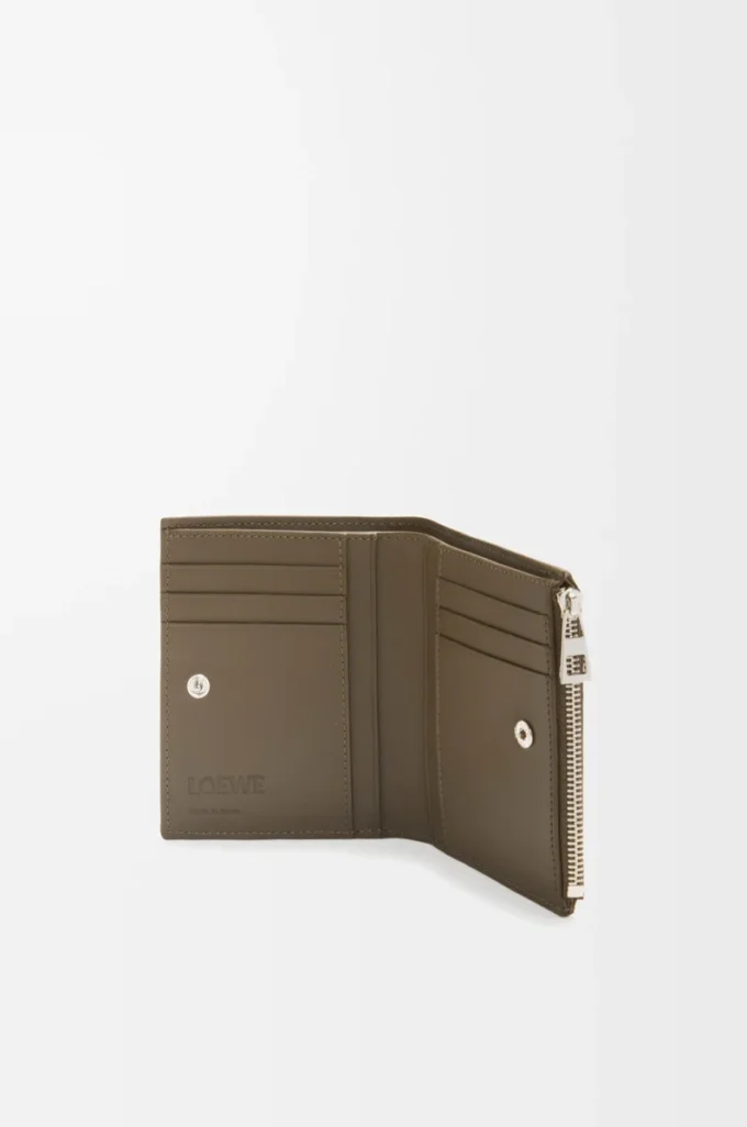 Cartera compacta y delgada en piel de becerro brillante    Verde caqui oscuro/Verde caqui