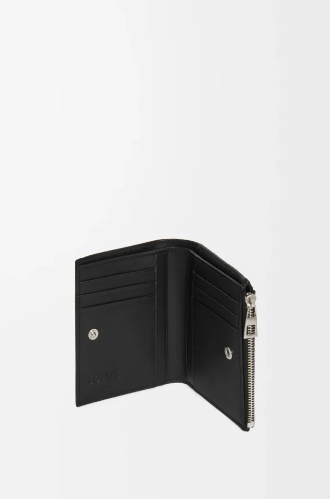 Cartera compacta y delgada en piel de becerro clásica texturizada, color negro.