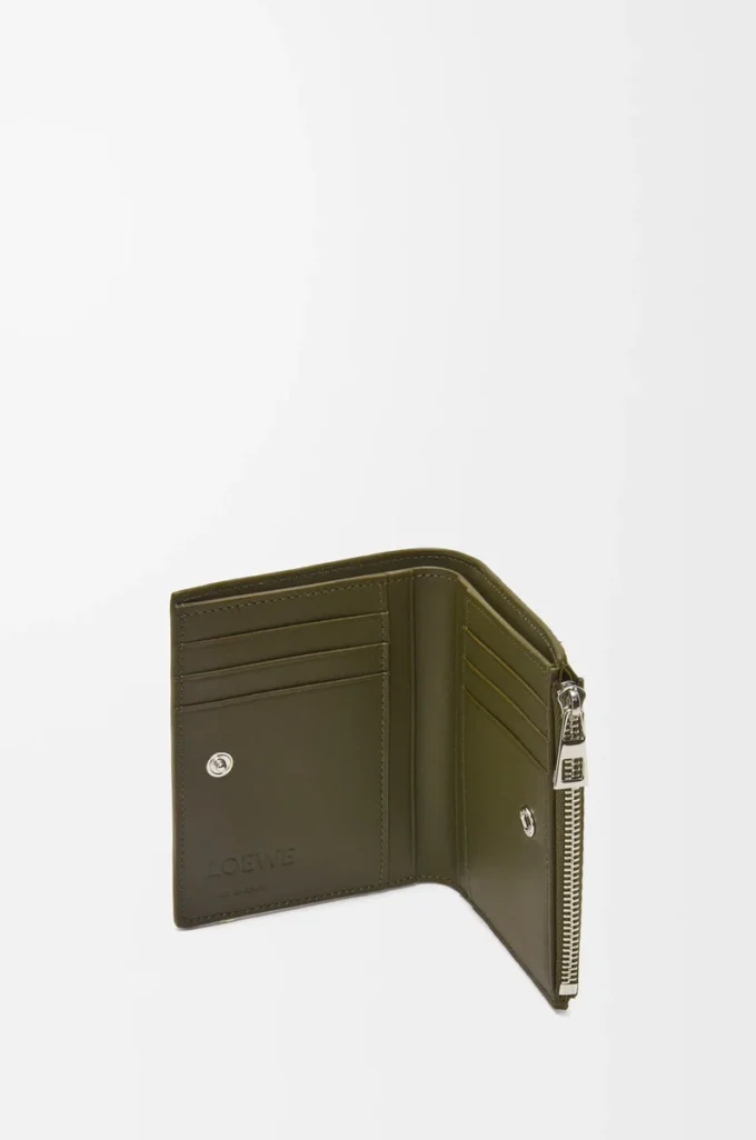 Cartera compacta y delgada en piel de becerro clásica texturizada Dark Khaki Cartera compacta y delgada en piel de becerro clásica texturizada Dark Khaki