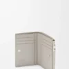 Cartera compacta y delgada en piel de becerro clásica texturizada gris concha