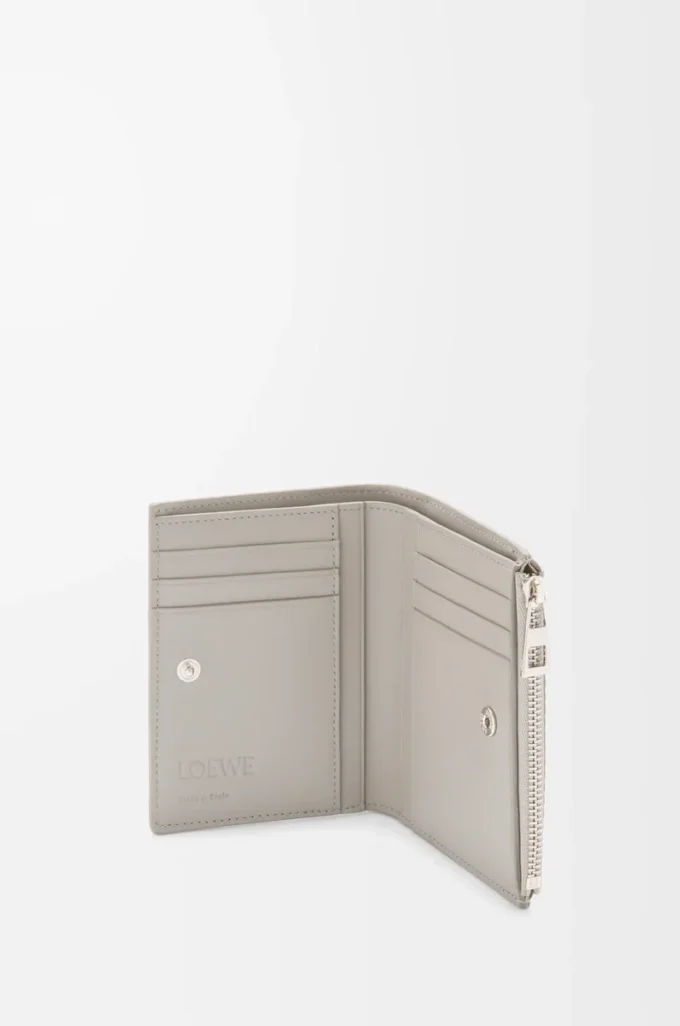 Cartera compacta y delgada en piel de becerro clásica texturizada gris concha