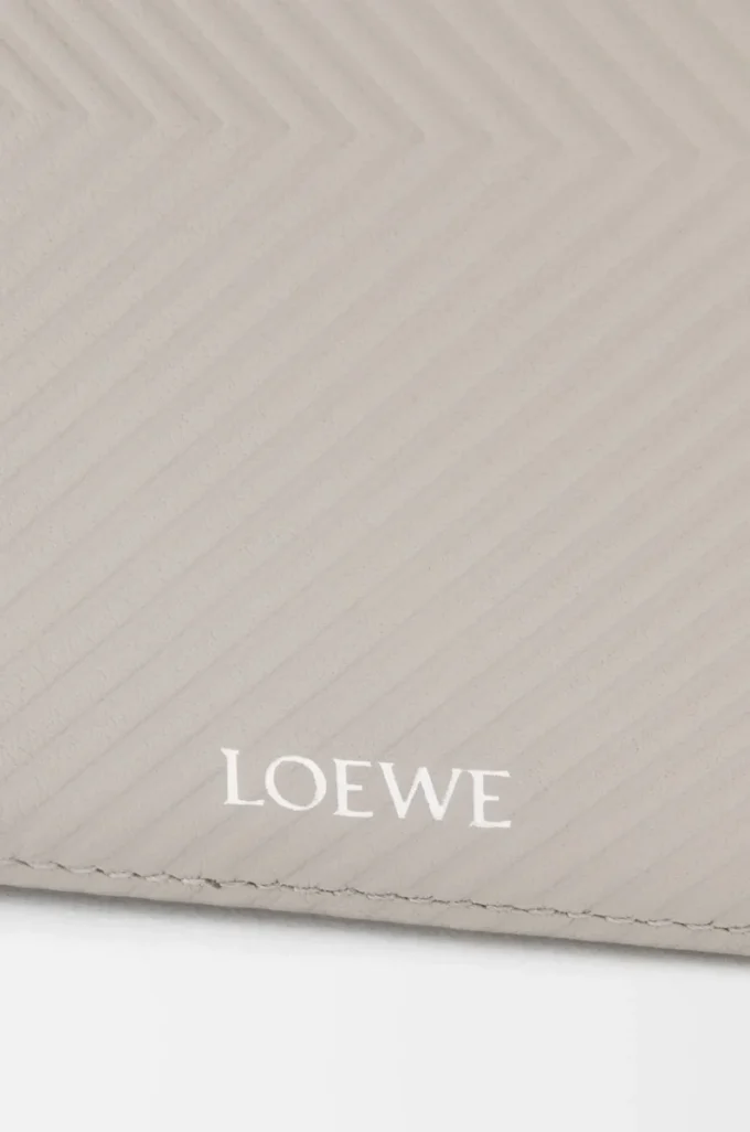 Cartera compacta y delgada en piel de becerro clásica texturizada gris concha