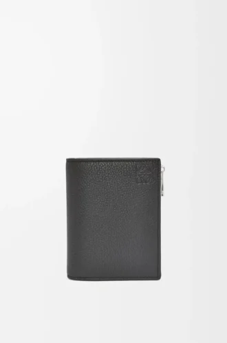 Cartera compacta y delgada en piel de becerro granulada suave, color negro.