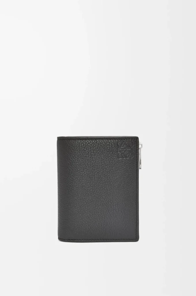 Cartera compacta y delgada en piel de becerro granulada suave, color negro. Cartera compacta y delgada en piel de becerro granulada suave, color negro.