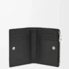 Cartera compacta y delgada en piel de becerro granulada suave, color negro. Cartera compacta y delgada en piel de becerro granulada suave, color negro.
