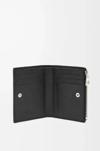 Cartera compacta y delgada en piel de becerro granulada suave, color negro.