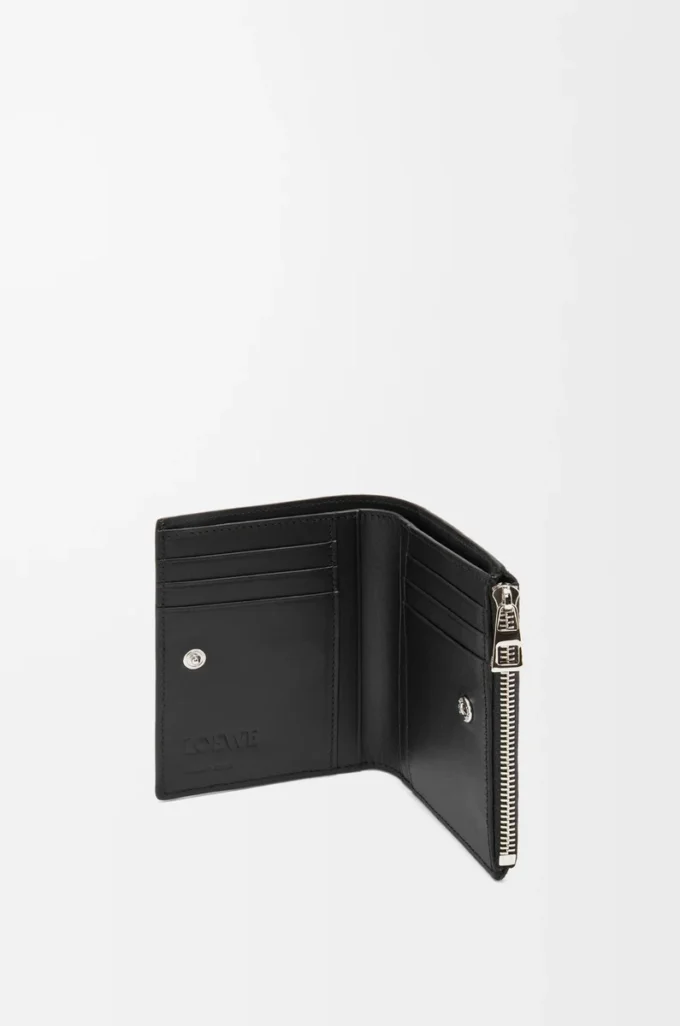 Cartera compacta y delgada en piel de becerro granulada suave, color negro. Cartera compacta y delgada en piel de becerro granulada suave, color negro.
