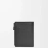 Cartera compacta y delgada en piel de becerro granulada suave, color negro. Cartera compacta y delgada en piel de becerro granulada suave, color negro.