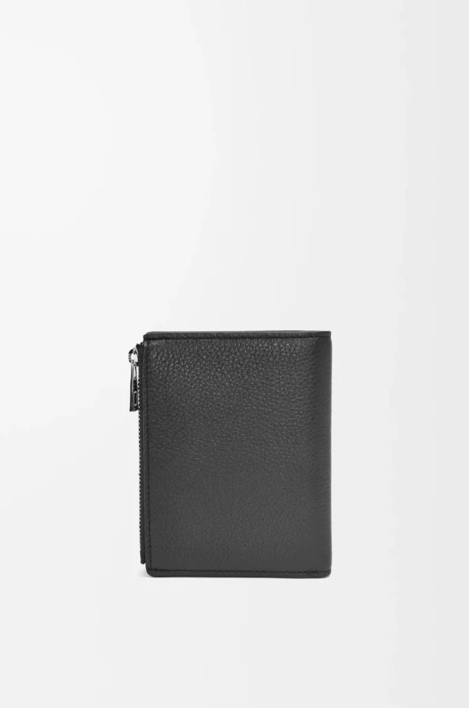 Cartera compacta y delgada en piel de becerro granulada suave, color negro. Cartera compacta y delgada en piel de becerro granulada suave, color negro.