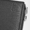 Cartera compacta y delgada en piel de becerro granulada suave, color negro. Cartera compacta y delgada en piel de becerro granulada suave, color negro.