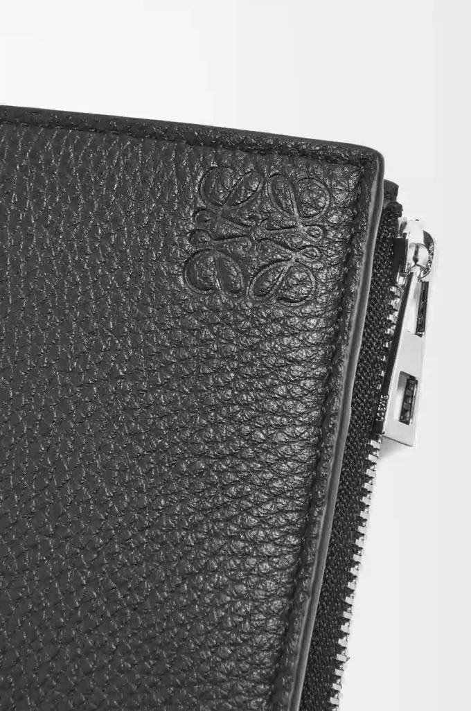 Cartera compacta y delgada en piel de becerro granulada suave, color negro. Cartera compacta y delgada en piel de becerro granulada suave, color negro.