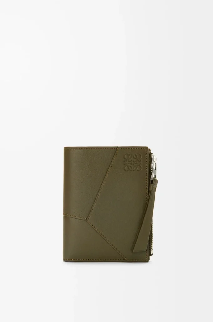 Cartera compacta y delgada Puzzle en piel de becerro clásica Dark Khaki Cartera compacta y delgada Puzzle en piel de becerro clásica Dark Khaki