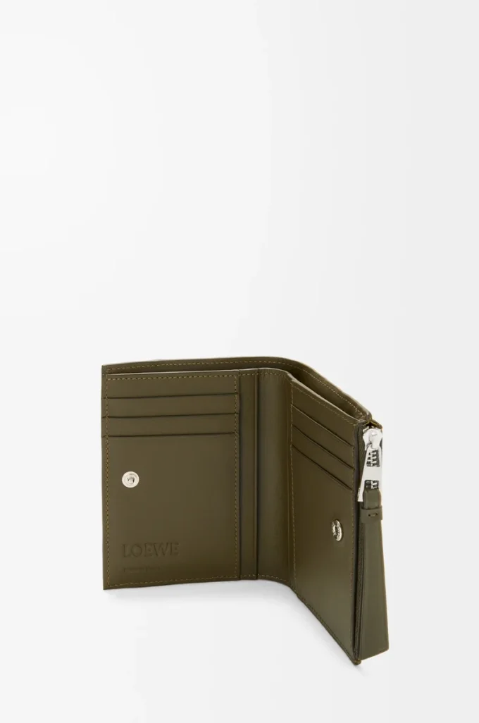 Cartera compacta y delgada Puzzle en piel de becerro clásica Dark Khaki Cartera compacta y delgada Puzzle en piel de becerro clásica Dark Khaki