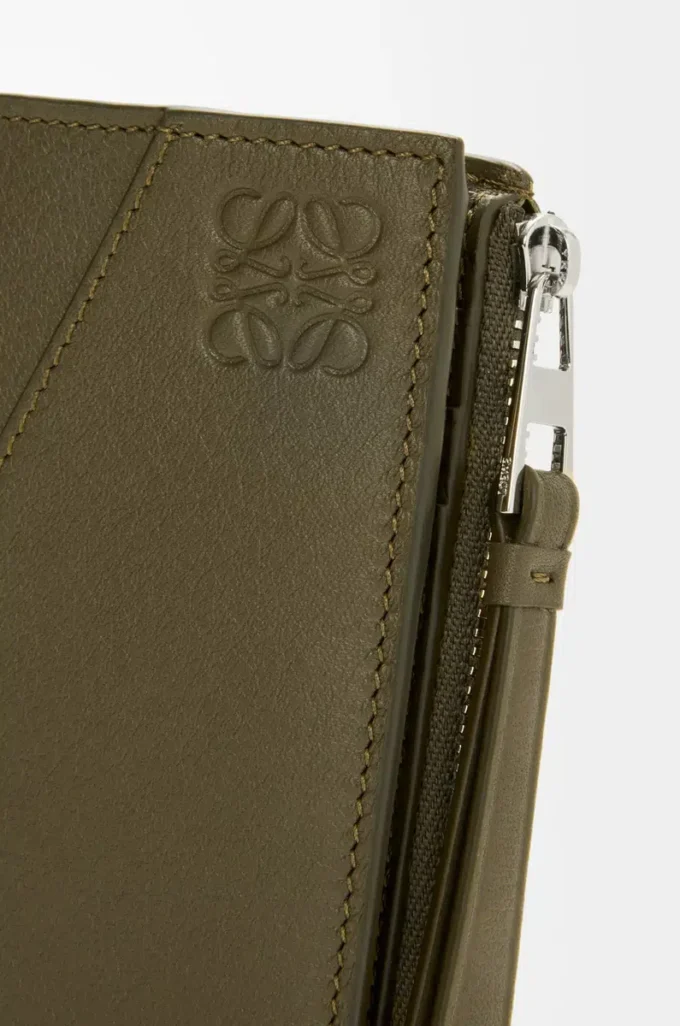 Cartera compacta y delgada Puzzle en piel de becerro clásica Dark Khaki Cartera compacta y delgada Puzzle en piel de becerro clásica Dark Khaki