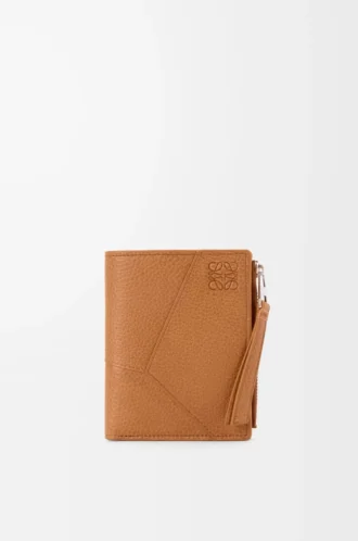 Cartera compacta y delgada Puzzle en piel de becerro granulada flexible Light Canyon Brown