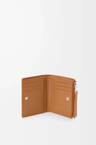 Cartera compacta y delgada Puzzle en piel de becerro granulada flexible Light Canyon Brown