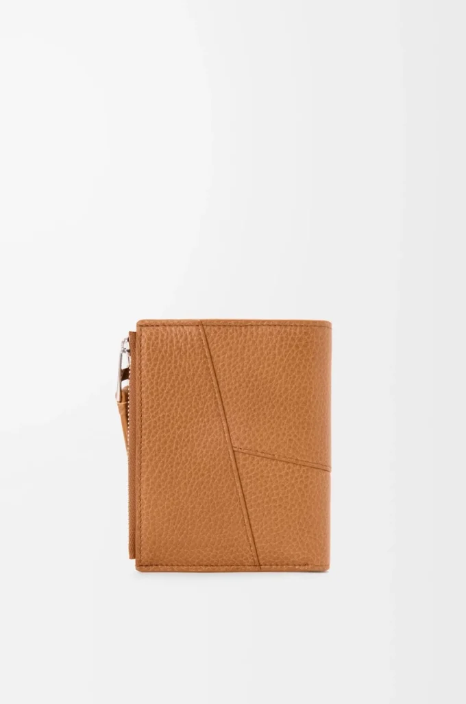 Cartera compacta y delgada Puzzle en piel de becerro granulada flexible Light Canyon Brown