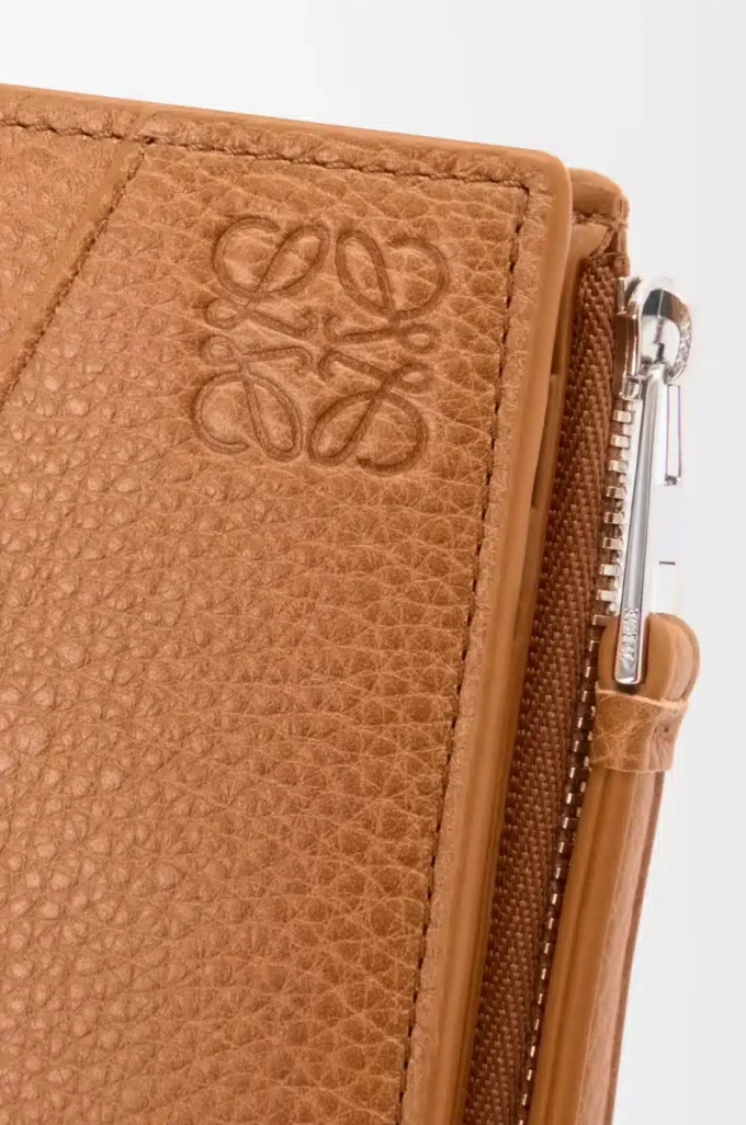 Cartera compacta y delgada Puzzle en piel de becerro granulada flexible Light Canyon Brown