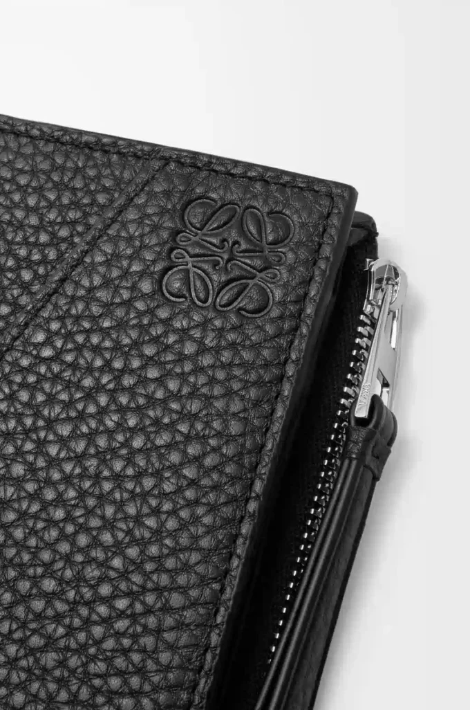Cartera compacta y delgada Puzzle en piel de becerro granulada flexible. Negro