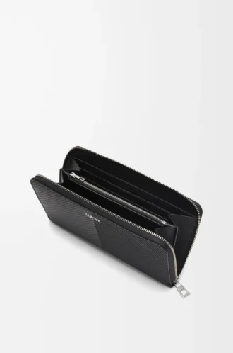 Cartera con cremallera alrededor en piel de becerro clásica texturizada. Color negro.