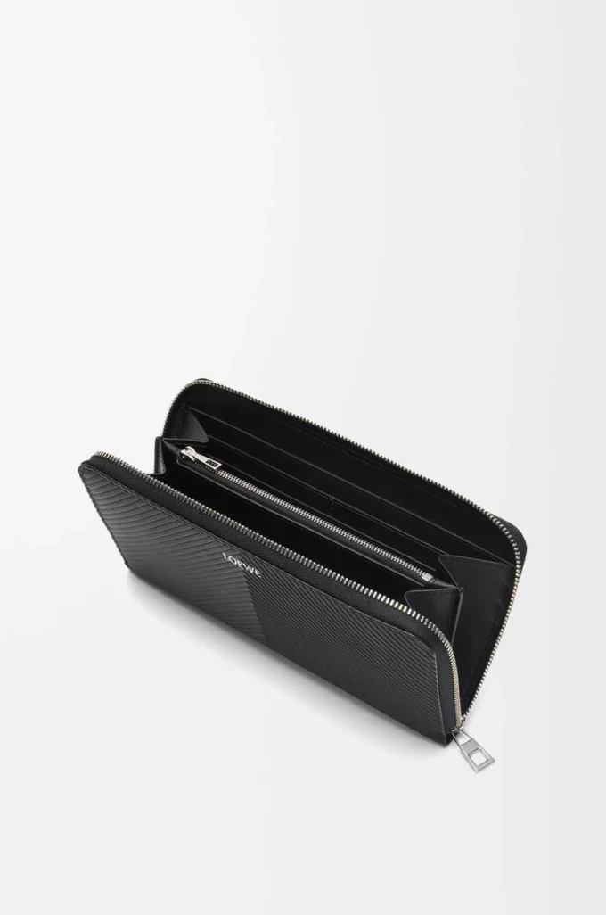Cartera con cremallera alrededor en piel de becerro clásica texturizada. Color negro.